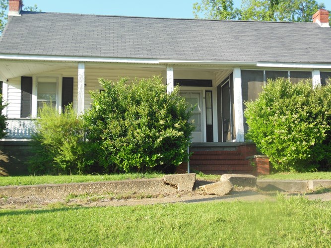 2 bed, 2 bath, investment property with new paint and some repairs.